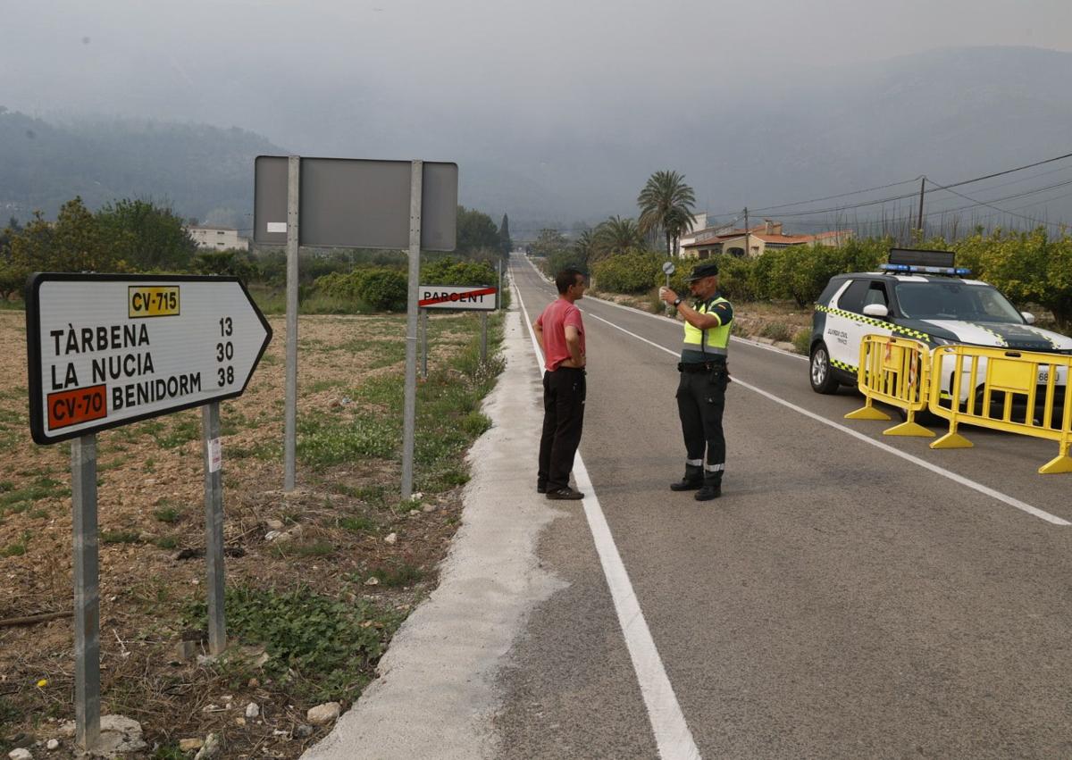 Imagen secundaria 1 - Cortes de tráfico este lunes por el incendio de Tárbena.