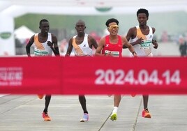 He Jie, a punto de ganar el Medio Maratón de Pekín por delante de los africanos Dejene Hailu Bikila, Robert Keter y Willy Mnangat.