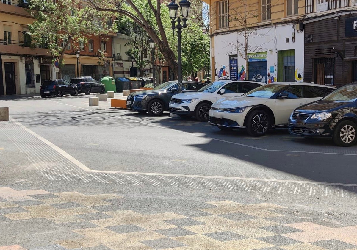 Coches aparcados en la supermanzana de la Pechina.