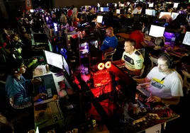 Varios usuarios juegan en sus ordenadores durante la última edición del festival Dreamhack