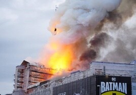 Las impactantes imágenes del incendio que devora el edificio de la Bolsa de Copenhague