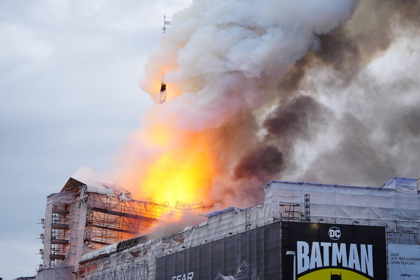 Las impactantes imágenes del incendio que devora el edificio de la Bolsa de Copenhague