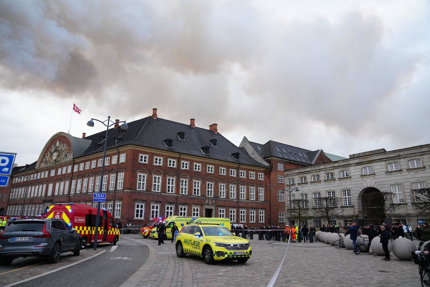 Las impactantes imágenes del incendio que devora el edificio de la Bolsa de Copenhague