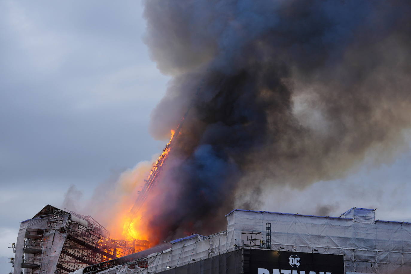 Las impactantes imágenes del incendio que devora el edificio de la Bolsa de Copenhague