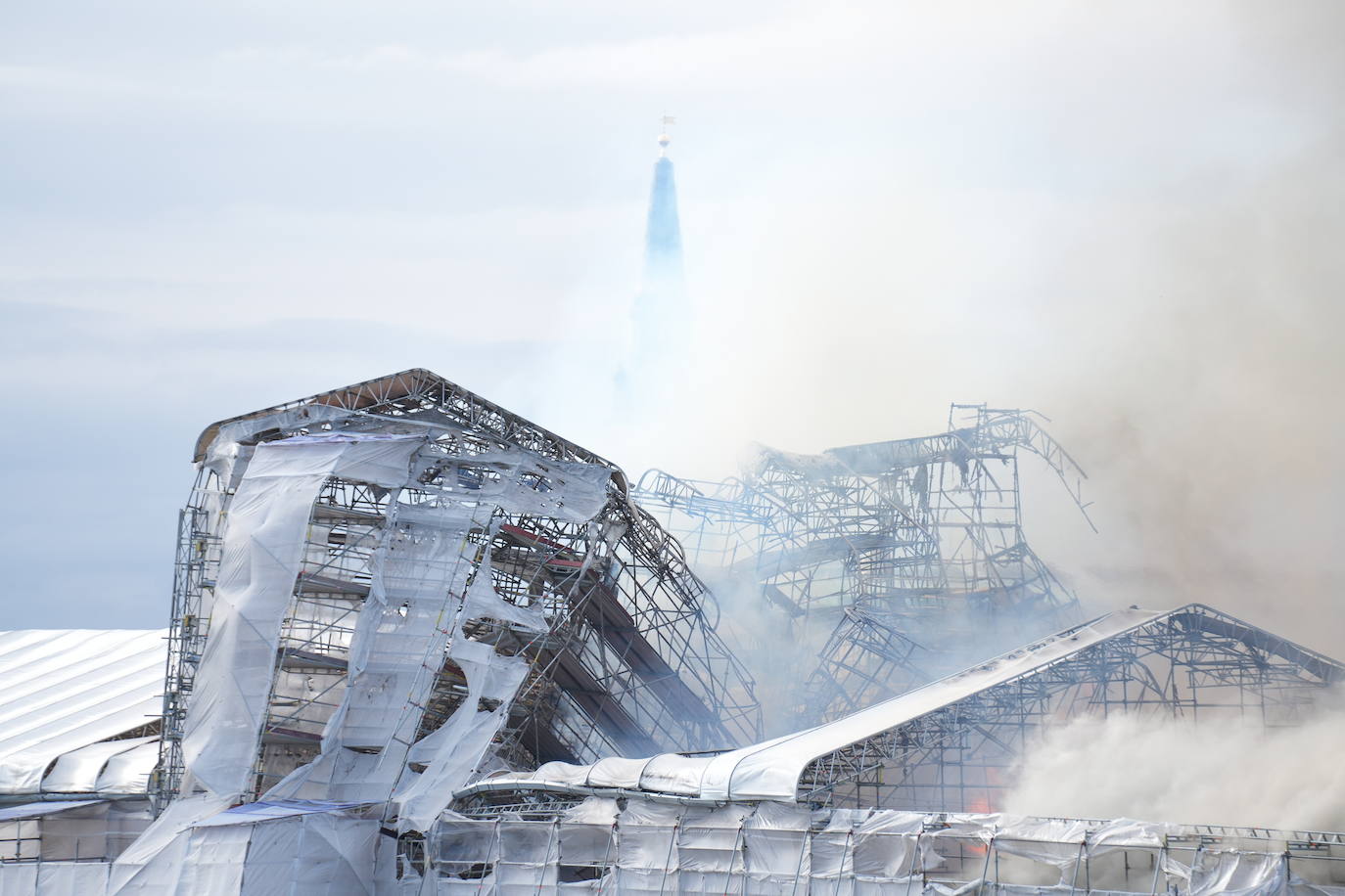 Las impactantes imágenes del incendio que devora el edificio de la Bolsa de Copenhague