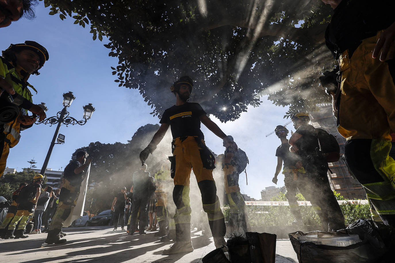 Los bomberos forestales valencianos protestan por los recortes frente al fuego, en imágenes