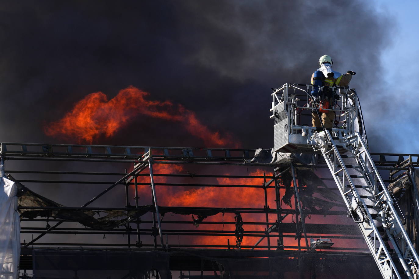 Las impactantes imágenes del incendio que devora el edificio de la Bolsa de Copenhague