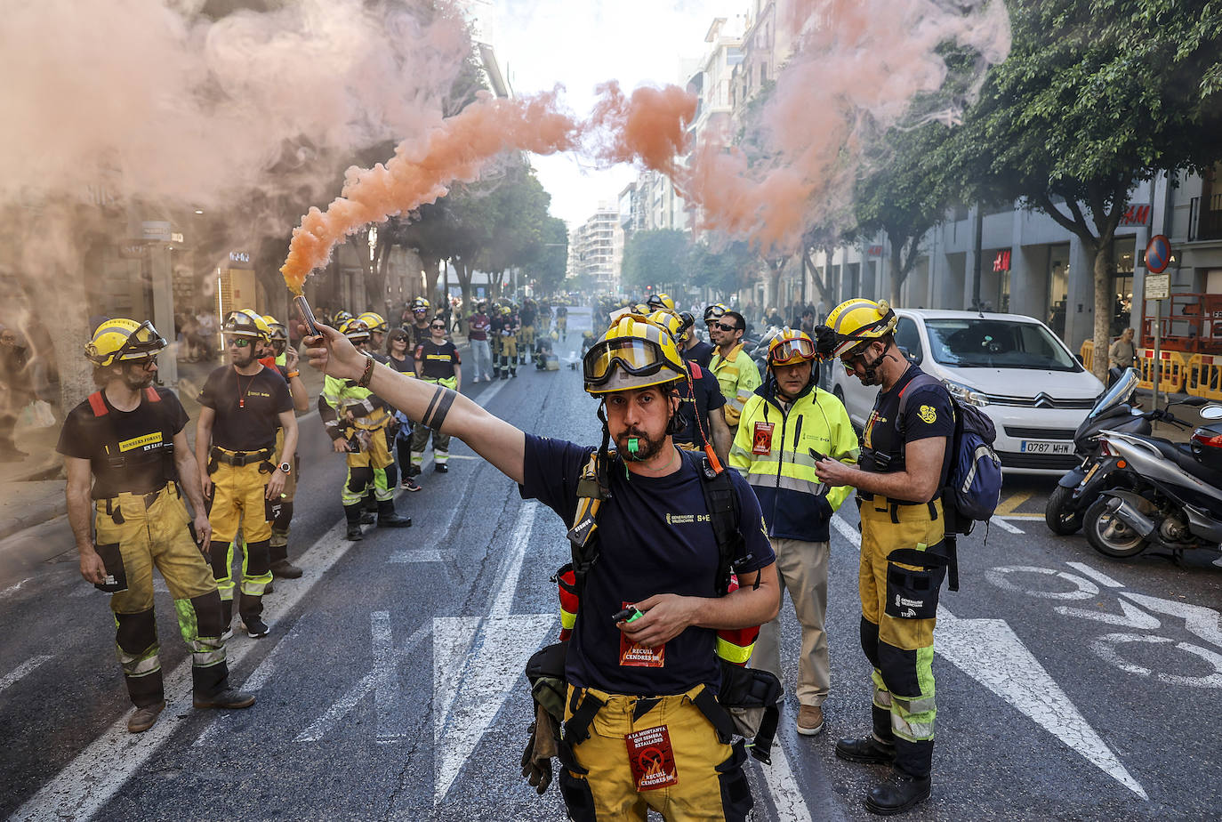 Los bomberos forestales valencianos protestan por los recortes frente al fuego, en imágenes