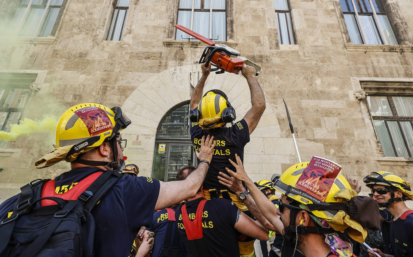 Los bomberos forestales valencianos protestan por los recortes frente al fuego, en imágenes