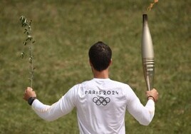 La llama olímpica, rumbo a los Juegos de París 2024.