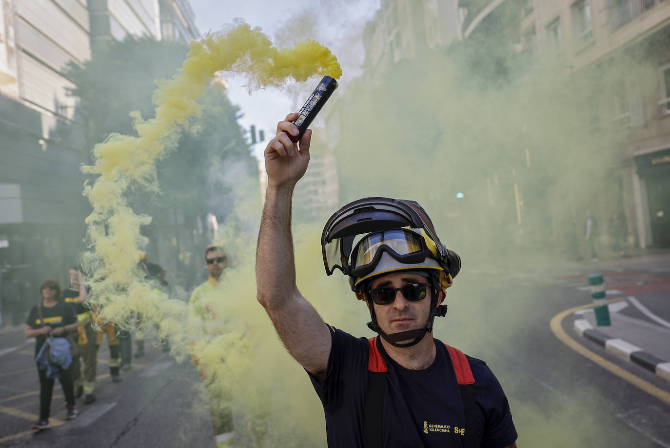 Los bomberos forestales valencianos protestan por los recortes frente al fuego, en imágenes