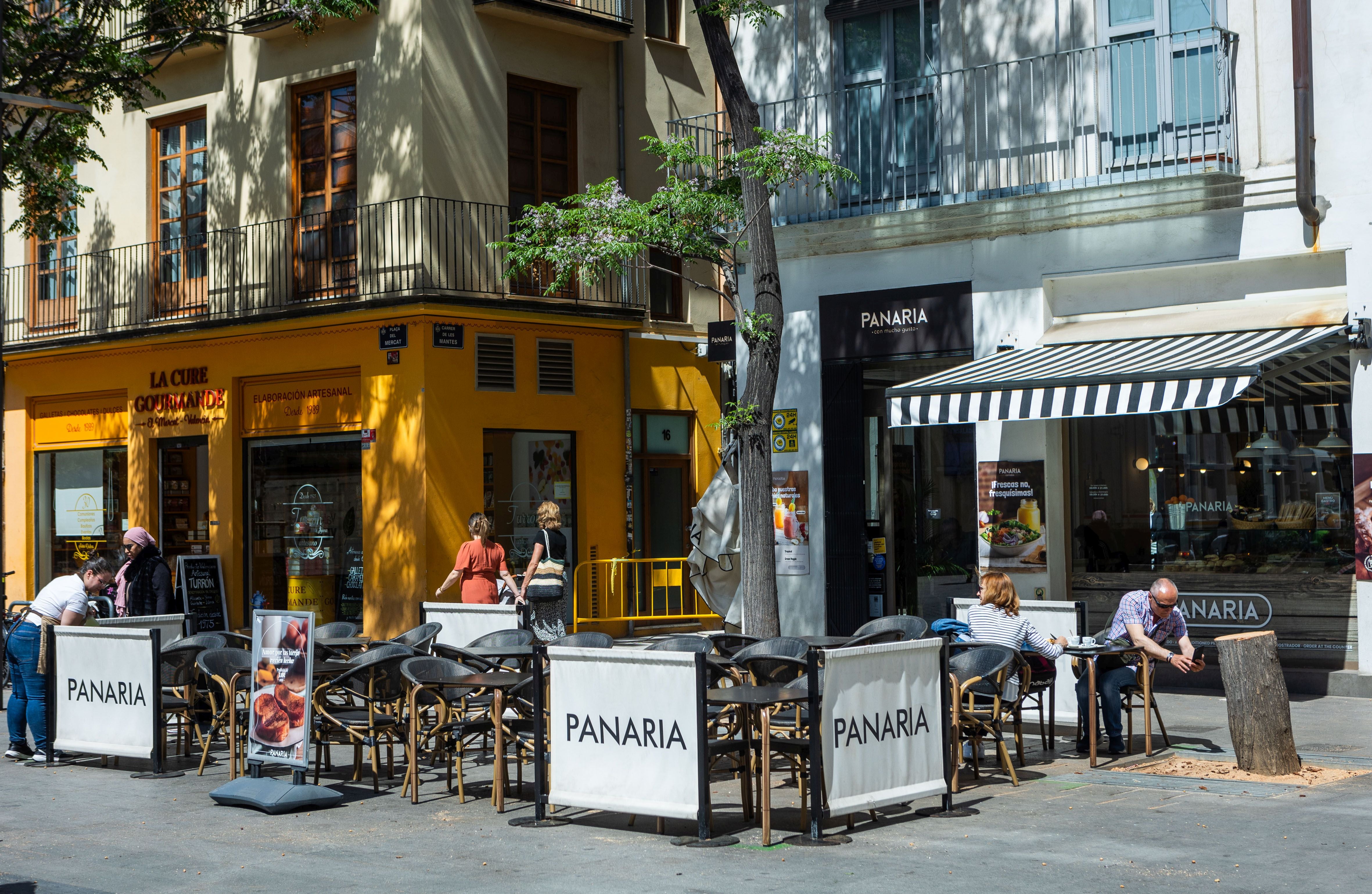 Cae un árbol en la plaza del Mercado de Valencia