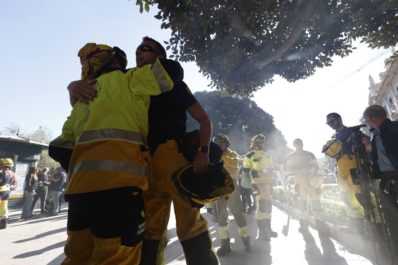 Los bomberos forestales valencianos protestan por los recortes frente al fuego, en imágenes