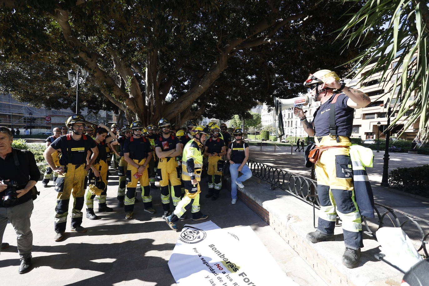 Los bomberos forestales valencianos protestan por los recortes frente al fuego, en imágenes