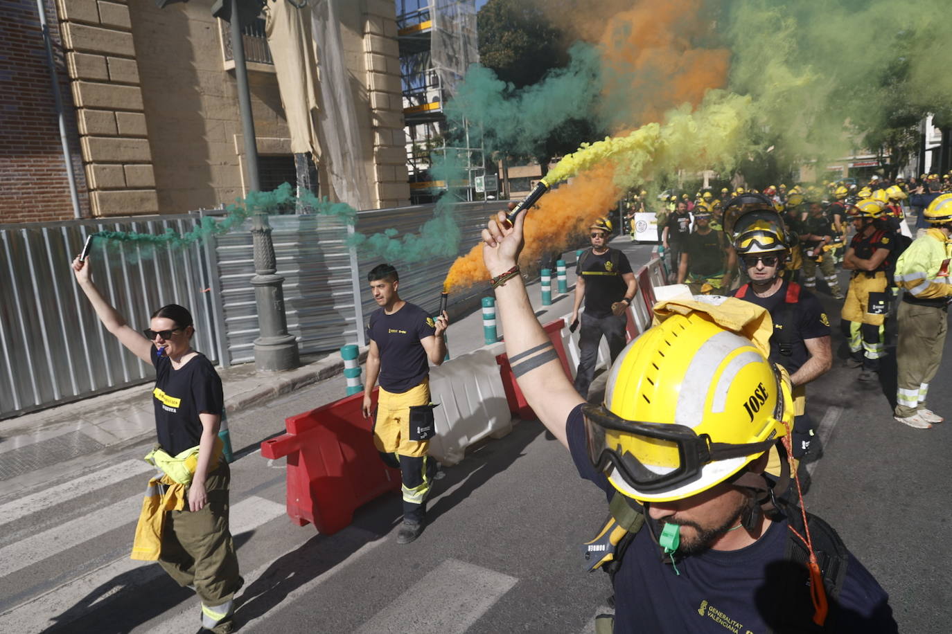 Los bomberos forestales valencianos protestan por los recortes frente al fuego, en imágenes