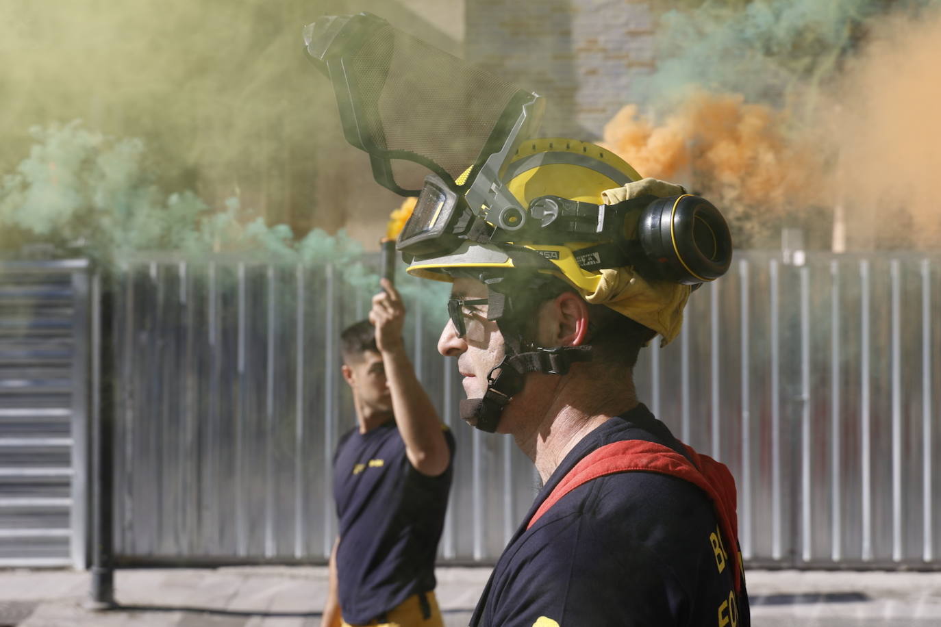 Los bomberos forestales valencianos protestan por los recortes frente al fuego, en imágenes