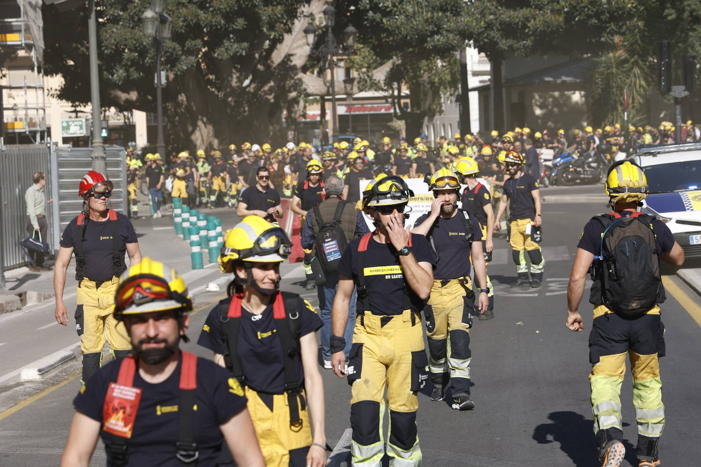 Los bomberos forestales valencianos protestan por los recortes frente al fuego, en imágenes