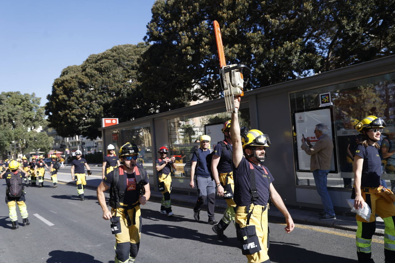 Los bomberos forestales valencianos protestan por los recortes frente al fuego, en imágenes