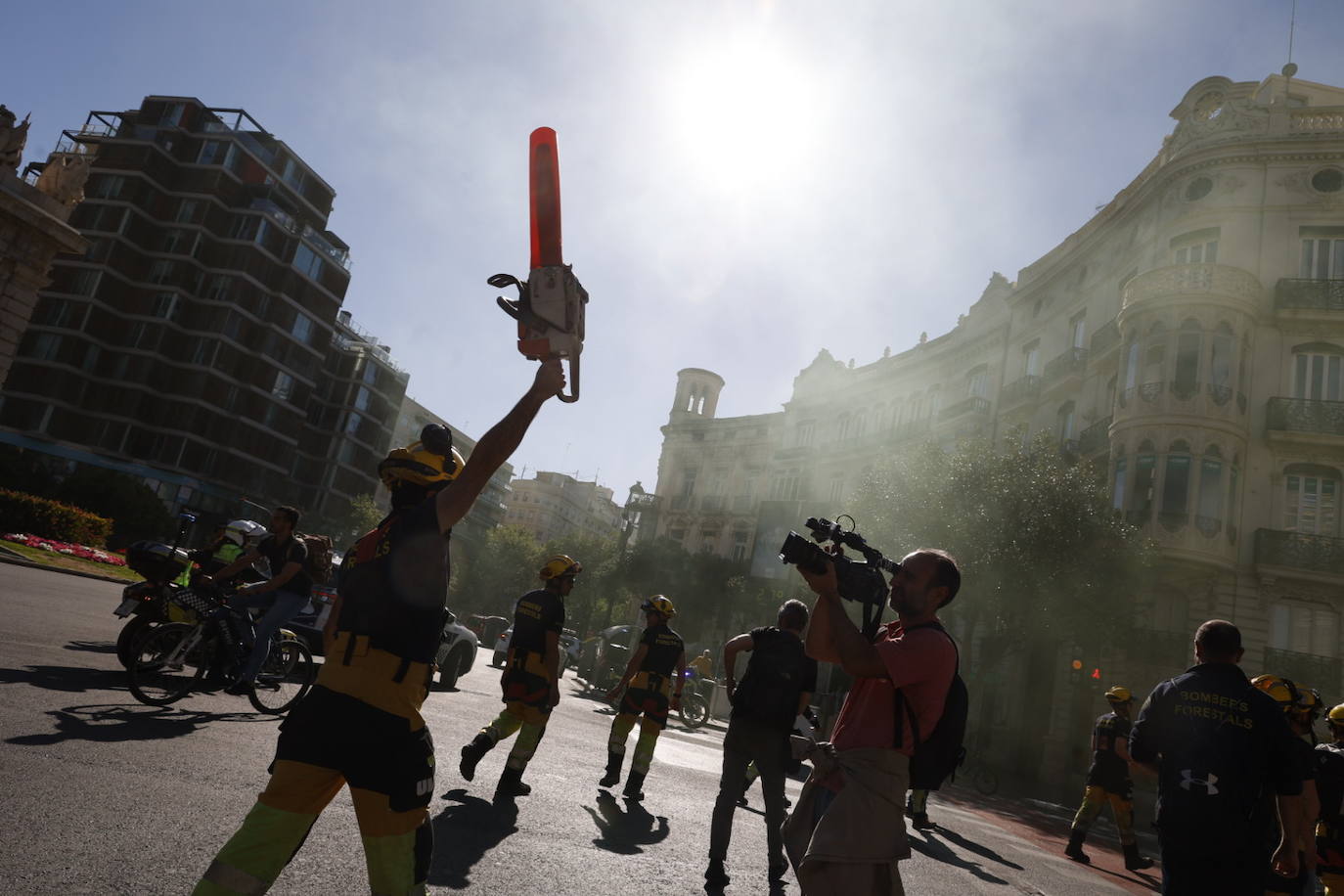 Los bomberos forestales valencianos protestan por los recortes frente al fuego, en imágenes