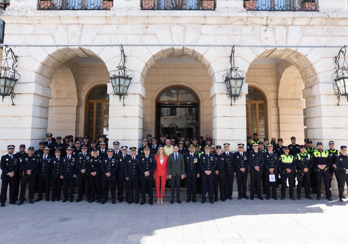 Agentes en la puerta del Ayuntamiento de Gandia, con el alcalde y la edil de Seguridad.