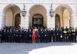 Agentes en la puerta del Ayuntamiento de Gandia, con el alcalde y la edil de Seguridad.