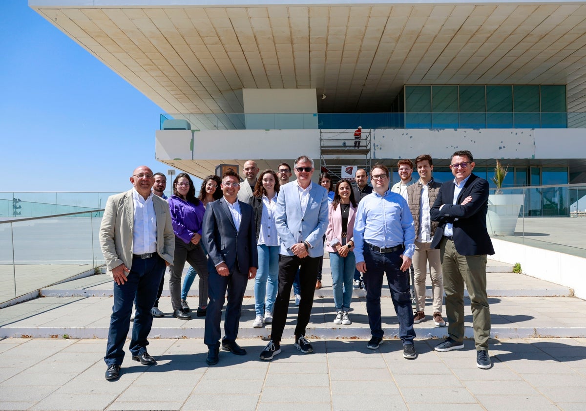 Imagen principal - De Andrés, Morella y el equipo de ingeniería que ejecuta la reforma del edificio.