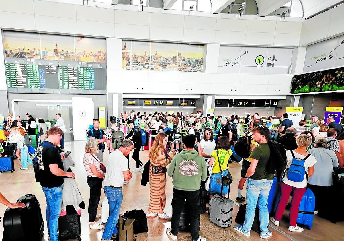 Pasajeros en el aeropuerto de Manises.