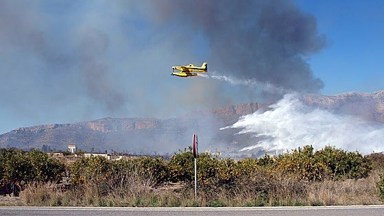 Extinguido el incendio declarado el sábado en el barranco de la Hiedra de Xàbia