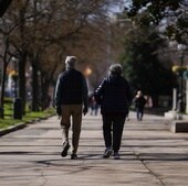 Una pareja de jubilados pasea por un parque en una imagen de archivo.