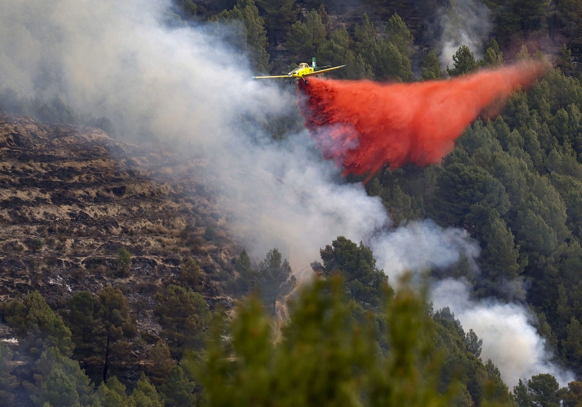 Un avión descarga agua en el incendio de Tárbena.