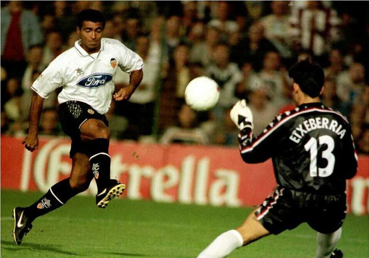 Romario, con la camiseta del Valencia durante un partido en Mestalla.