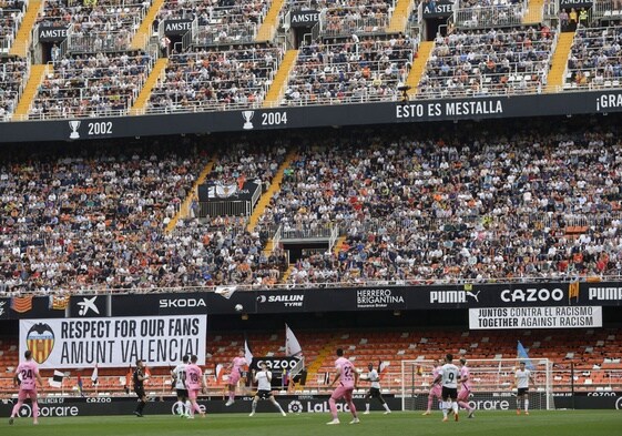 Mensaje del Valencia en la grada clausurada en Mestalla.