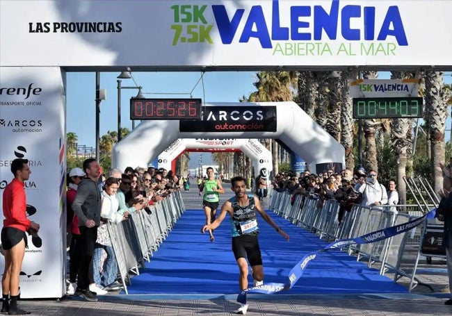 Hicham Sigueni ganador en 2023 y récordman de la 15K con un tiempo de 44:02.