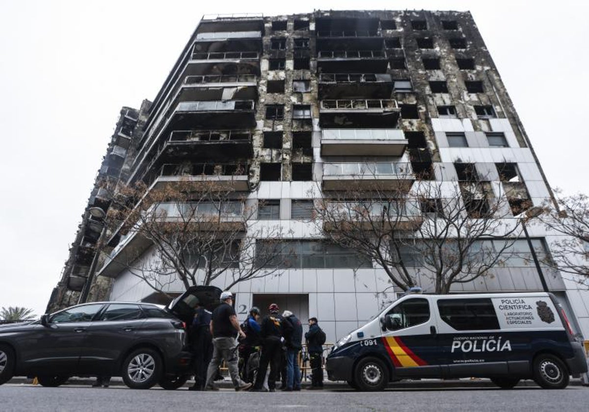 Un grupo de investigadores privados junto al edificio siniestrado.