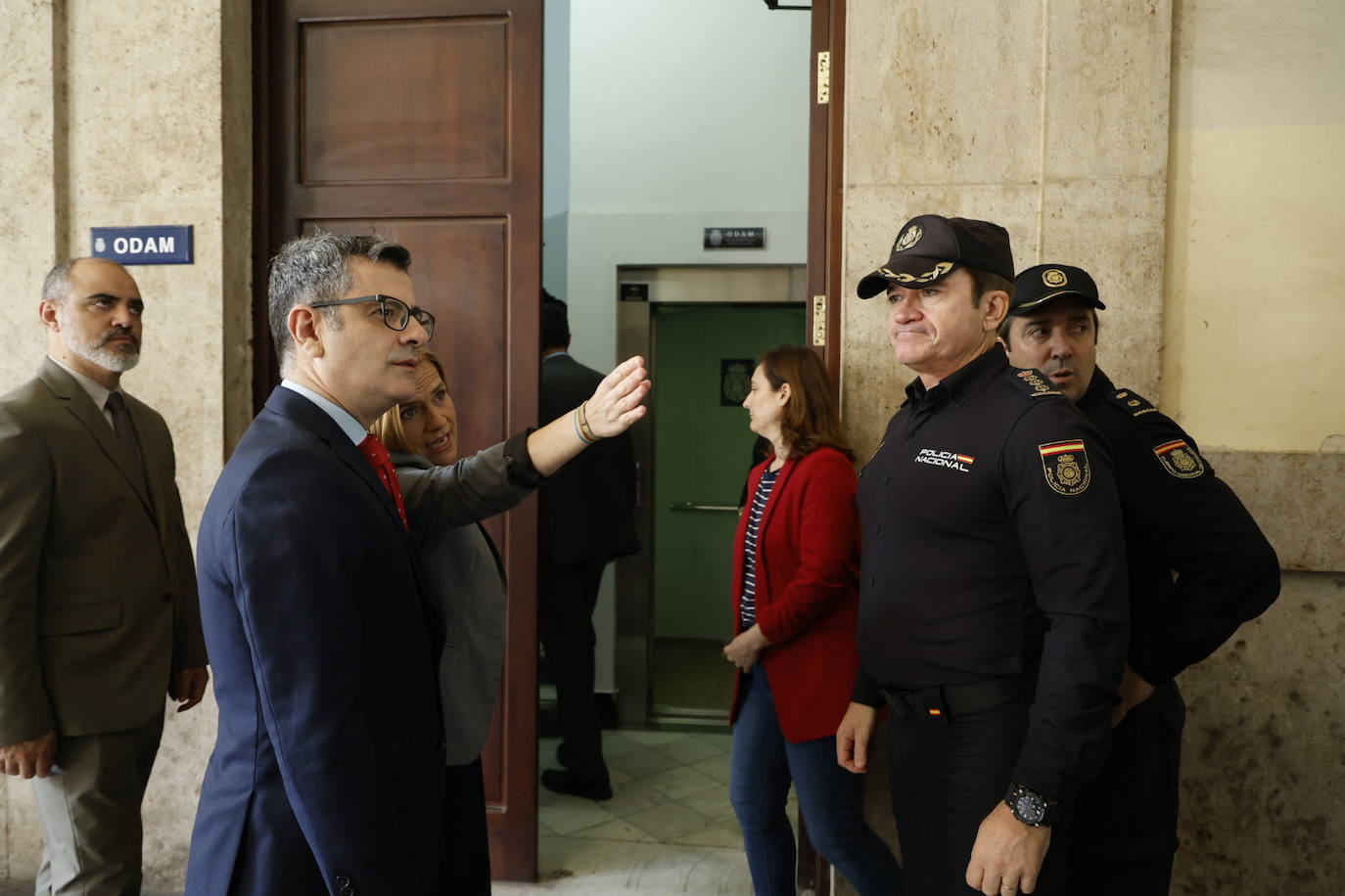 El ministro Félix Bolaños, y la delegada del Gobierno en la Comunitat Valenciana, Pilar Bernabé, visitan la Oficina de Denuncias y Atención a la Mujer