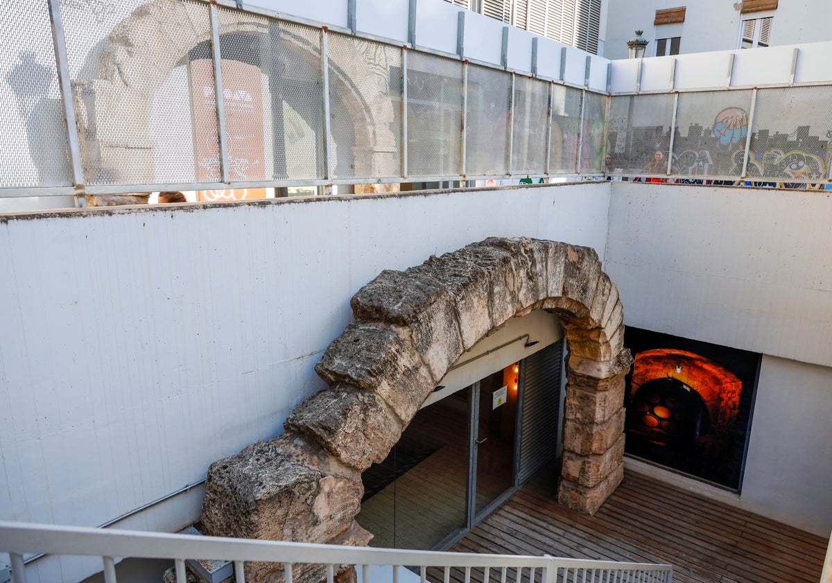 Imagen principal - Viaje al centro de Valencia: un descenso a su bodega más antigua