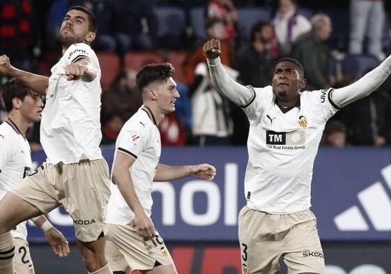 Los jugadores del Valencia celebran enérgicamente la victoria ante Osasuna.