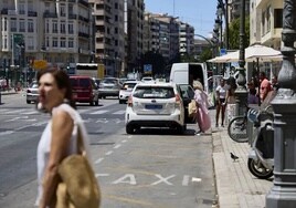Un taxi recoge a una pasajera en la parada de la calle Xàtiva.