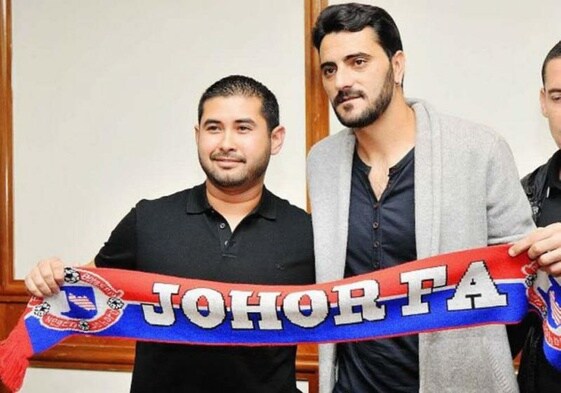 Tunku Ismail posa con Güiza cuando el delantero gaditano fichó por el Johor FC.