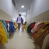 Una educadora acompaña a una alumna en una escuela infantil.