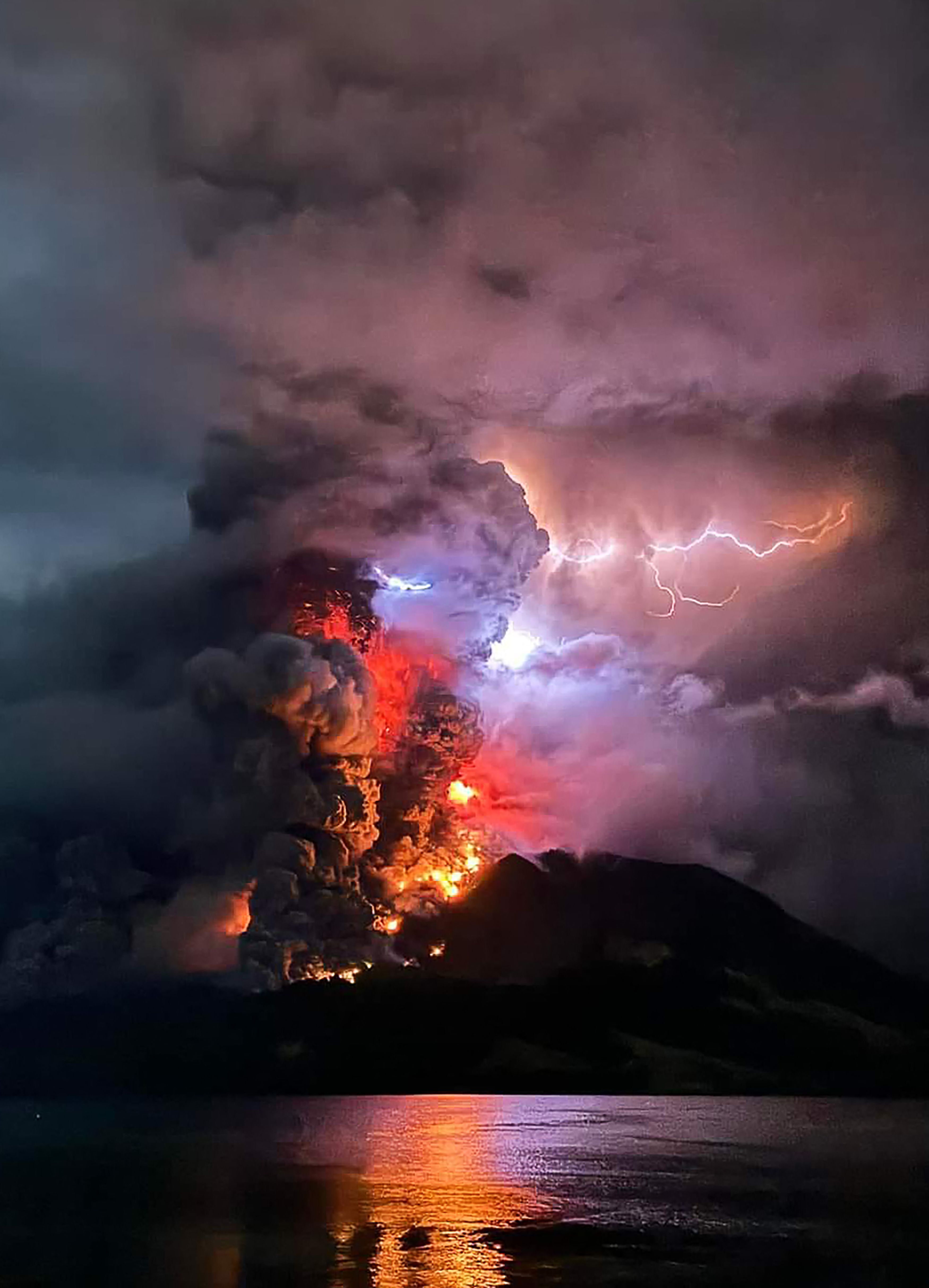 Indonesia eleva al máximo el nivel de alerta por la erupción del volcán Ruang