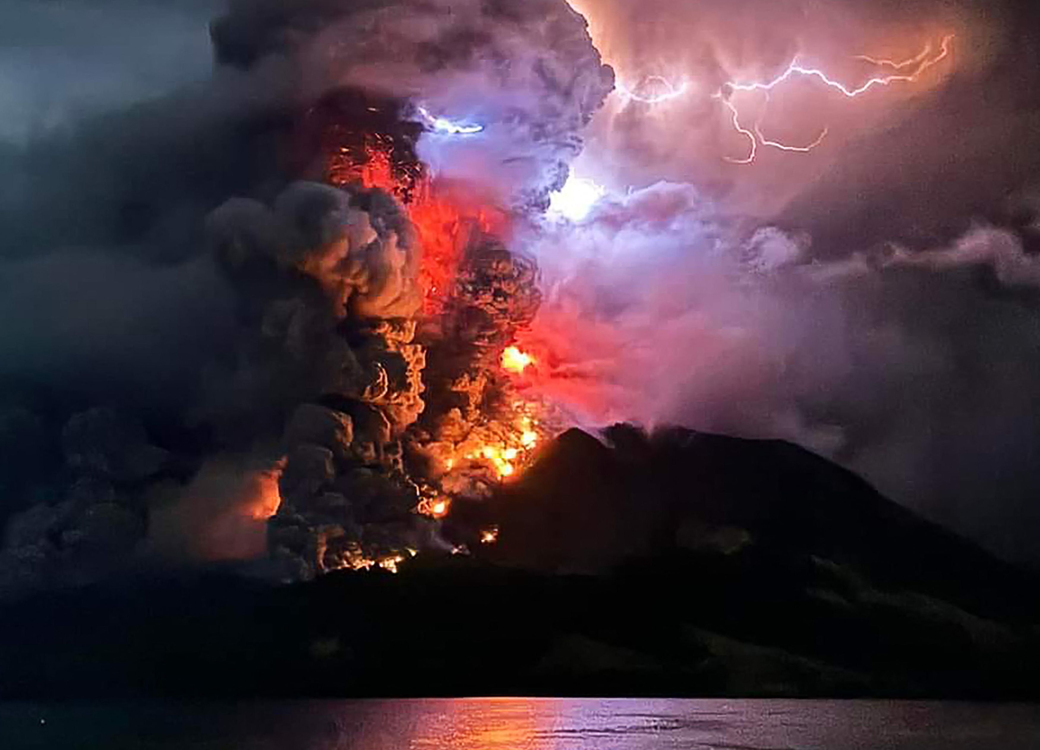 Indonesia eleva al máximo el nivel de alerta por la erupción del volcán Ruang