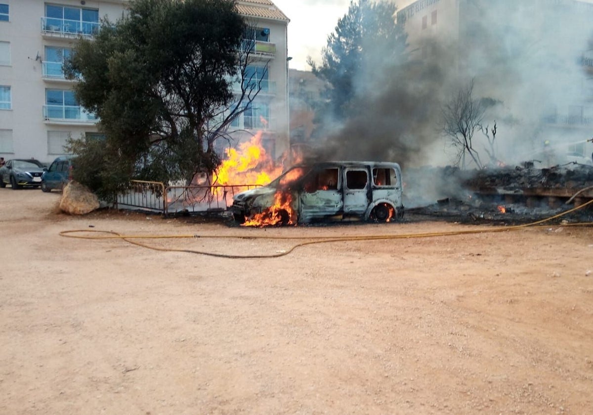 El vehículo ardiendo y las llamas que se han propagado a los árboles.