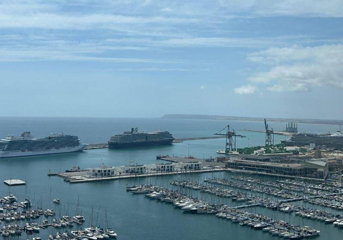 Tres cruceros desembarcan a 4.500 turistas en Alicante en un día para la historia