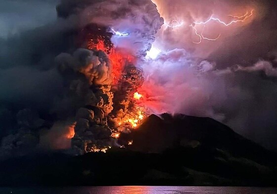 Erupción del volcán Ruang, este miércoles.