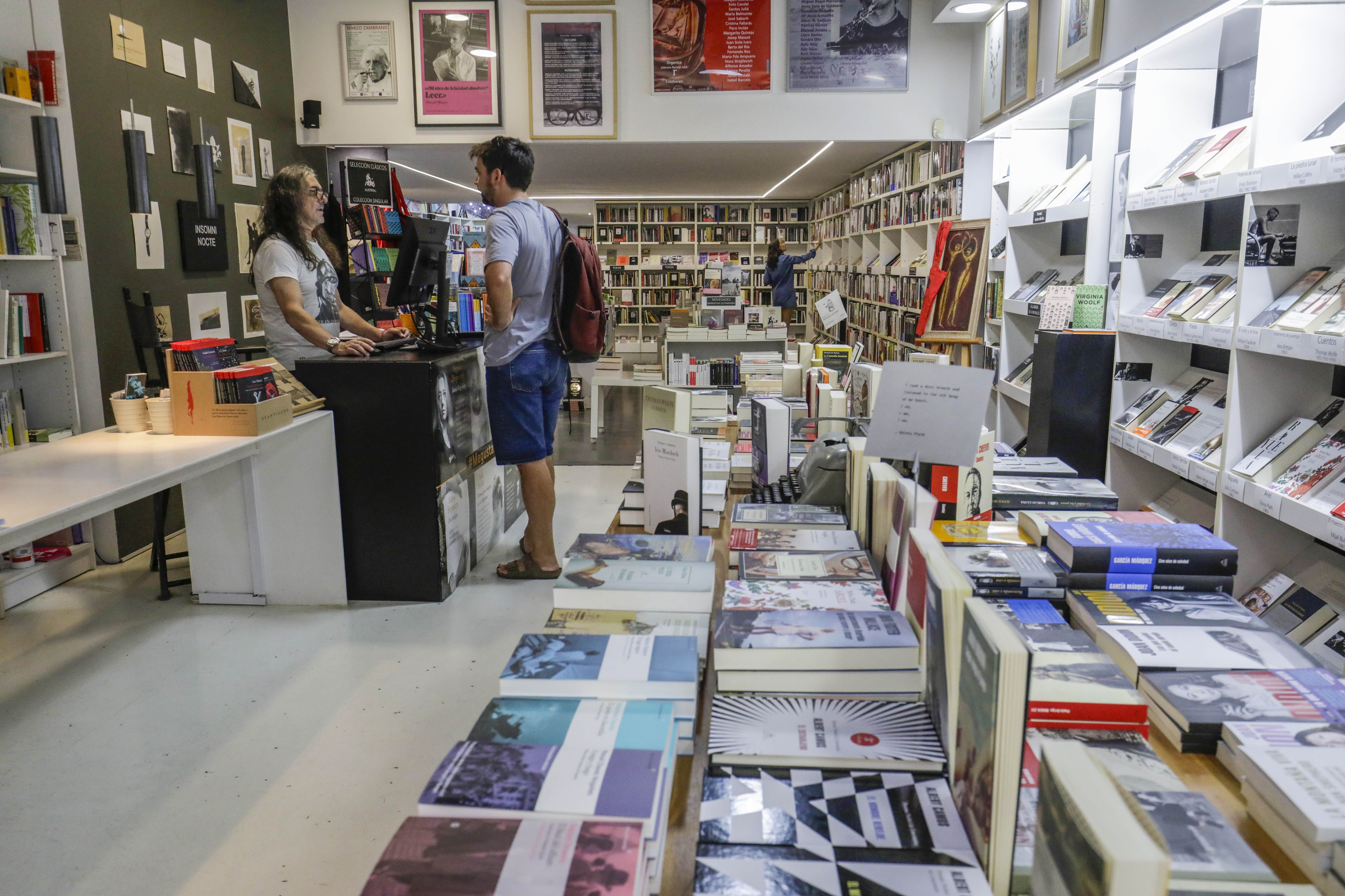 El interior de una librería de Valencia.