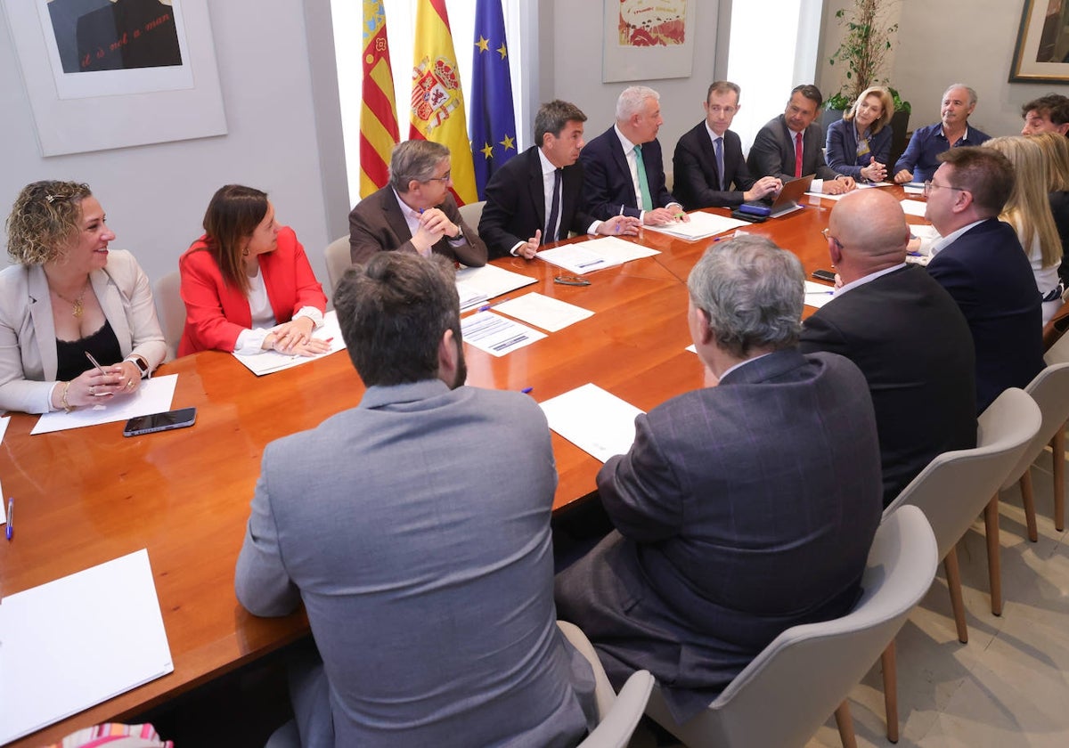 Carlos Mazón anuncia la gratuidad a representantes de la comunidad educativa.