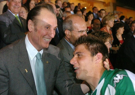 Joaquín, siendo felicitado por el presidente del Betis, Manuel Ruiz de Lopera, tras ganar la Copa del Rey, en 2005