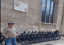 Decenas de bicicletas de alquiler frente a La Lonja.