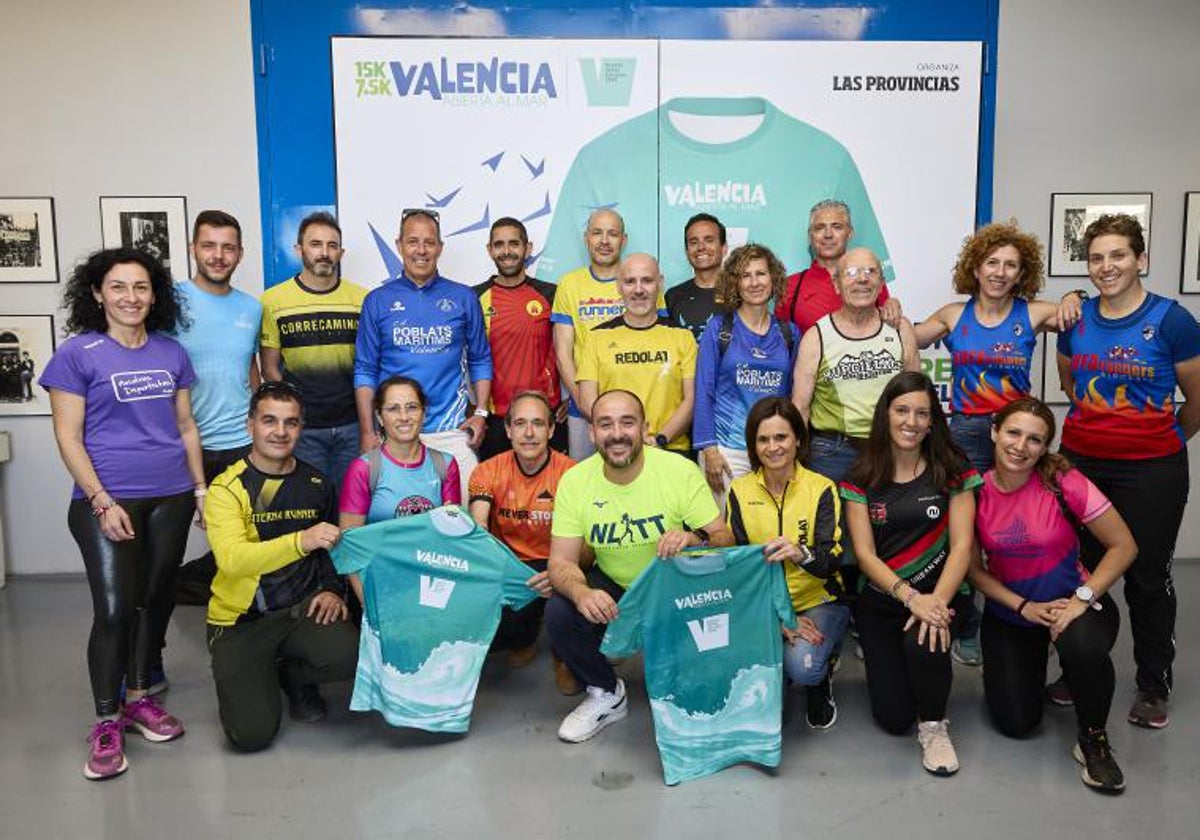 Representantes de los clubes de running posan con la camiseta de la 15K Valencia Abierta al Mar.